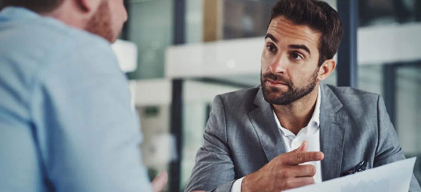 Due persone in ufficio durante un confronto di lavoro